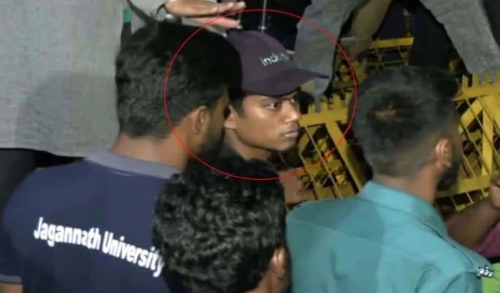 উপদেষ্টাকে বোতল ছোঁড়া জবি শিক্ষার্থী বললেন ‘আমি রাজনৈতিক দলের কেউ নই 1747312920 উপদেষ্টাকে বোতল ছোঁড়া: জবি শিক্ষার্থী বললেন, ‘আমি রাজনৈতিক দলের কেউ নই’