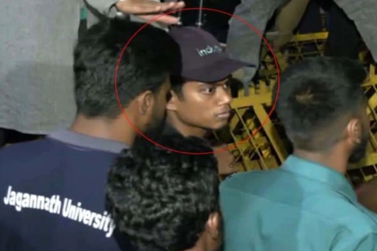 উপদেষ্টাকে বোতল ছোঁড়া: জবি শিক্ষার্থী বললেন, ‘আমি রাজনৈতিক দলের কেউ নই’
