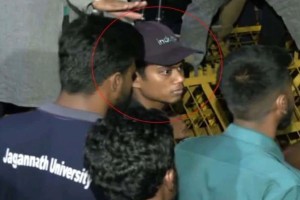 উপদেষ্টাকে বোতল ছোঁড়া: জবি শিক্ষার্থী বললেন, ‘আমি রাজনৈতিক দলের কেউ নই’