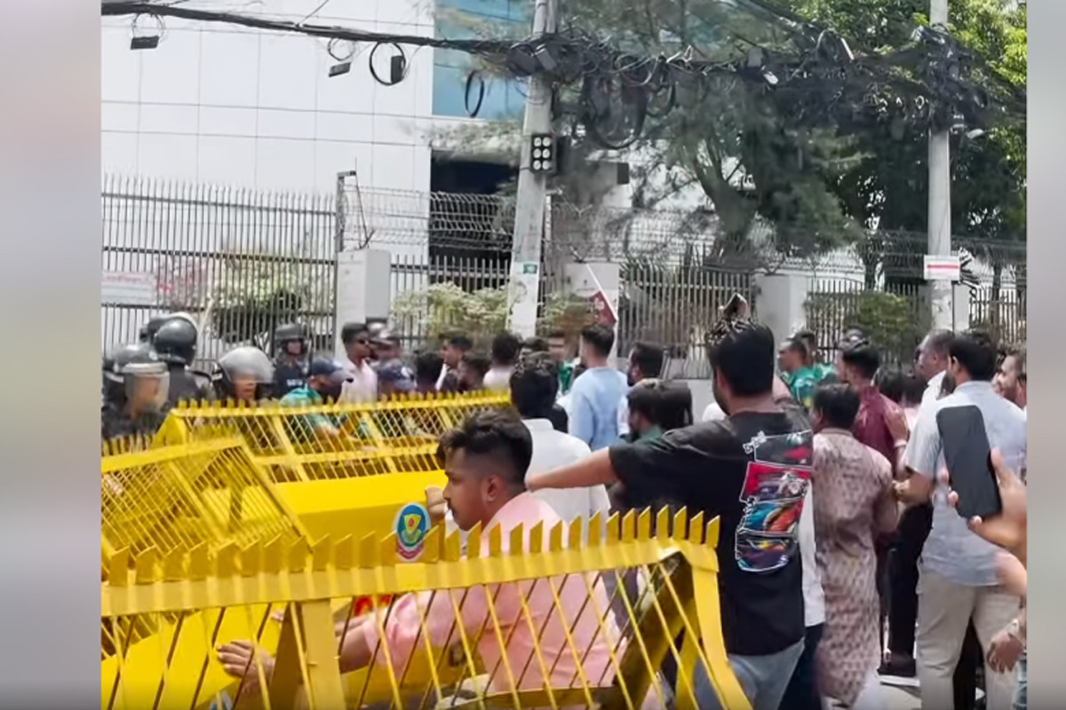 ব্যারিকেড ভেঙে ইসি ভবনে ঢোকার চেষ্টা এনসিপির
