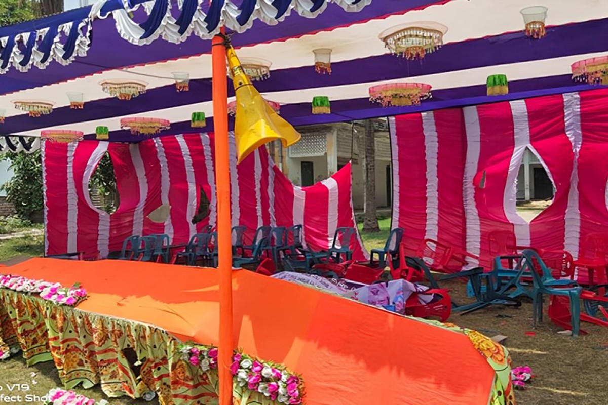 রাজশাহীতে দিনদুপুরে ককটেল বিস্ফোরণ ঘটিয়ে খেলার মঞ্চ ভাঙচুর