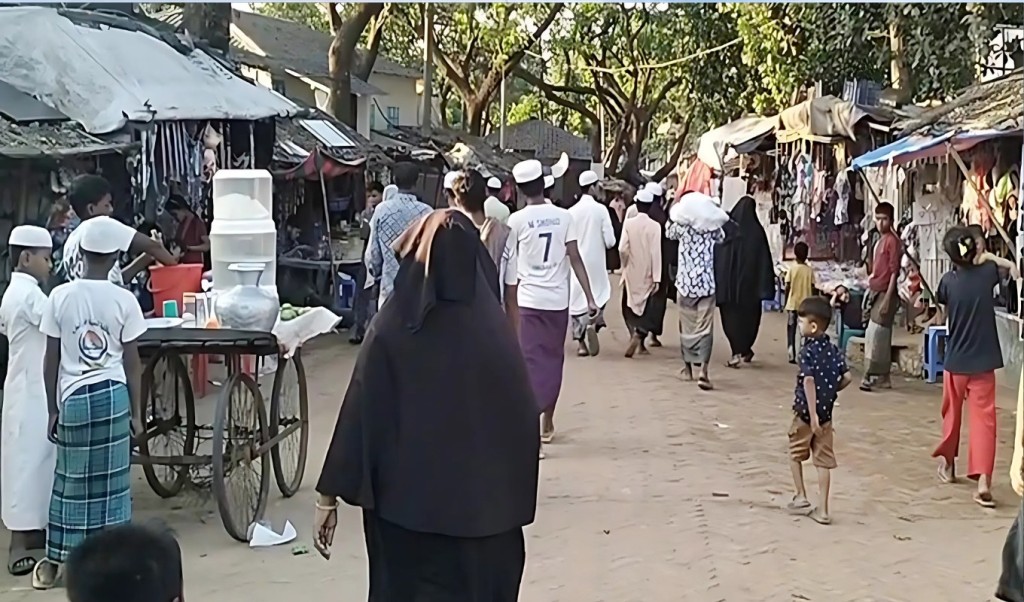 কক্সবাজারে নারী পুলিশকে ইভটিজিং রোহিঙ্গা ও পুলিশে ধস্তাধস্তি 1746427762 কক্সবাজারে নারী পুলিশকে ইভটিজিং, রোহিঙ্গা ও পুলিশে ধস্তাধস্তি