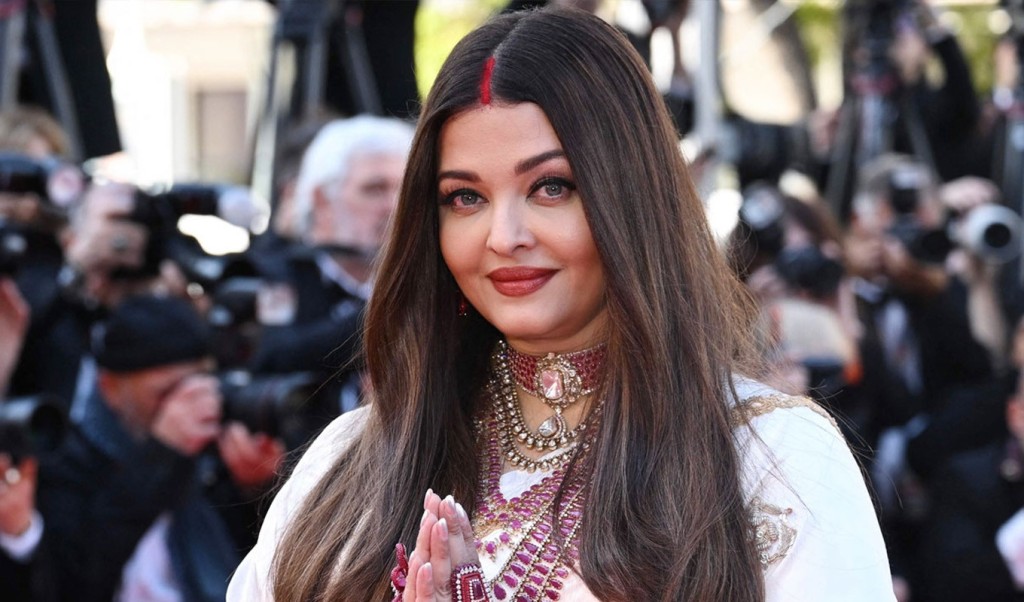 কান উৎসব 1747901880 সিঁদুর দিয়ে সিঁথি রাঙিয়ে কানের মঞ্চে ঐশ্বরিয়া