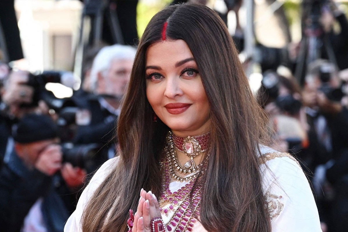 সিঁদুর দিয়ে সিঁথি রাঙিয়ে কানের মঞ্চে ঐশ্বরিয়া
