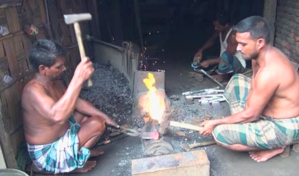 কামারপাড়ার টুংটাং শব্দ যেন কোরবানির আগাম বার্তা 1748174847 কামারপাড়ার টুংটাং শব্দ যেন কোরবানির আগাম বার্তা
