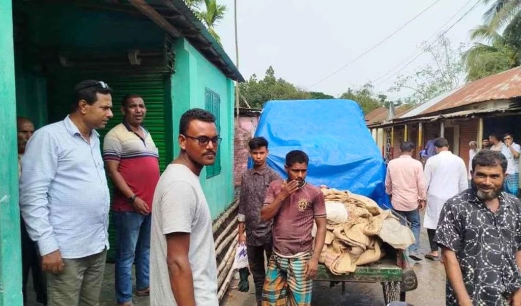 কালোবাজারে ওএমএসের চাল বিক্রি করতে গিয়ে আটক আওয়ামী লীগ নেতা 1747751237 কালোবাজারে ওএমএসের চাল বিক্রি করতে গিয়ে আটক আওয়ামী লীগ নেতা