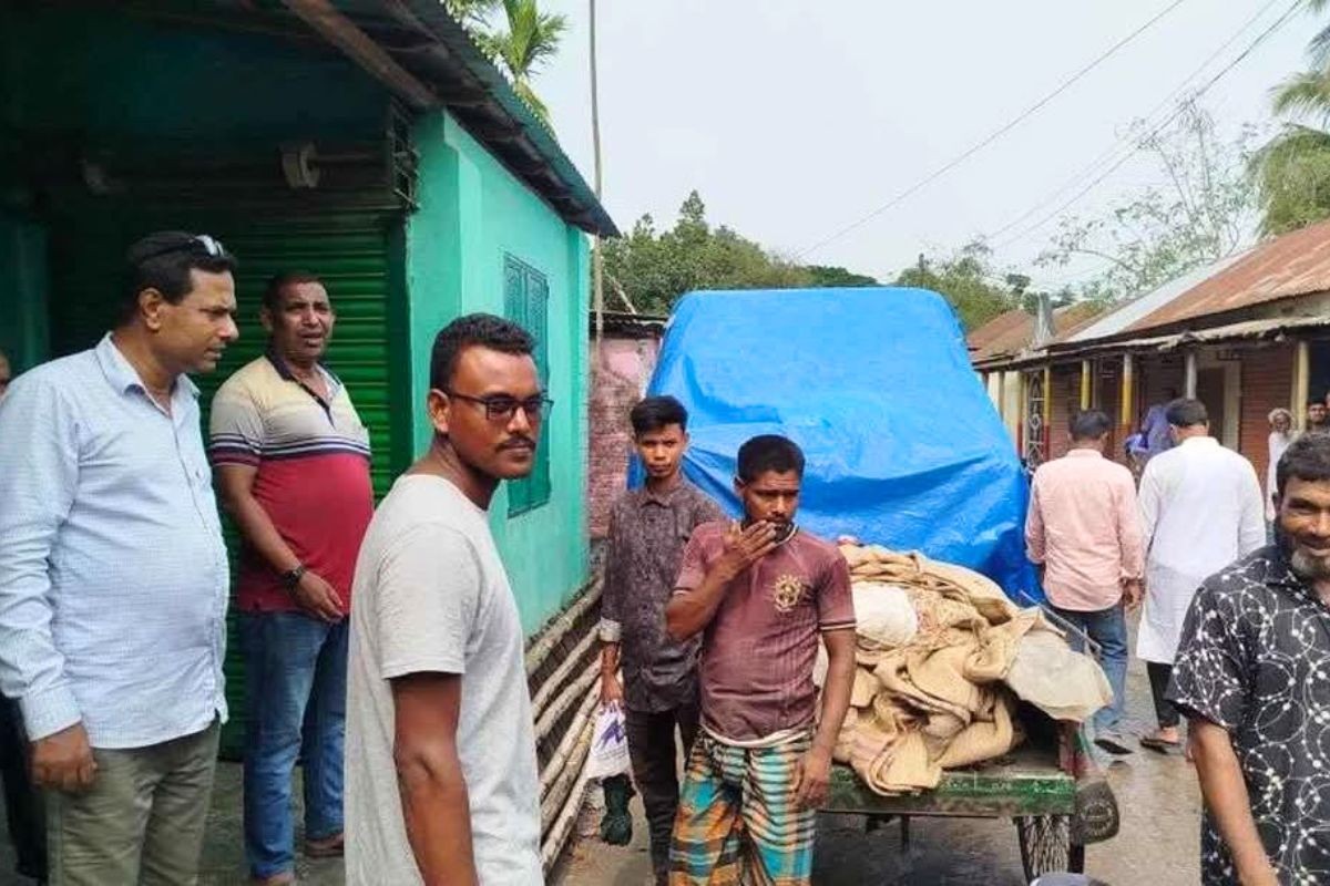 কালোবাজারে ওএমএসের চাল বিক্রি করতে গিয়ে আটক আওয়ামী লীগ নেতা