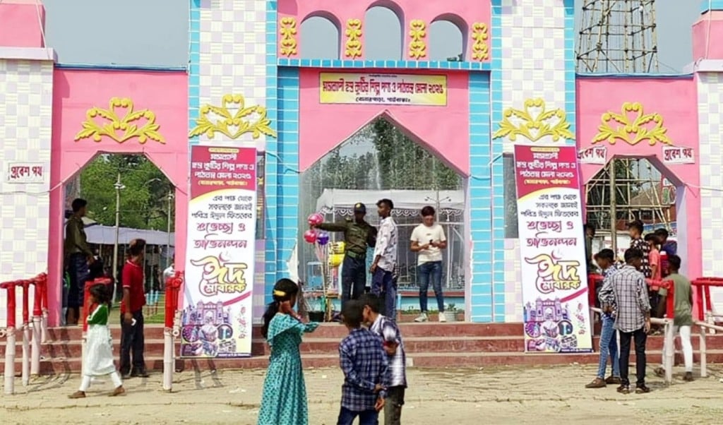 কুটির শিল্পের আড়ালে ‘অনৈতিকতার উৎসব জুয়া অশ্লীলতা ও মাদকের আসর 1748435805 কুটির শিল্পের আড়ালে ‘অনৈতিকতার’ উৎসব! জুয়া, অশ্লীলতা ও মাদকের আসর!