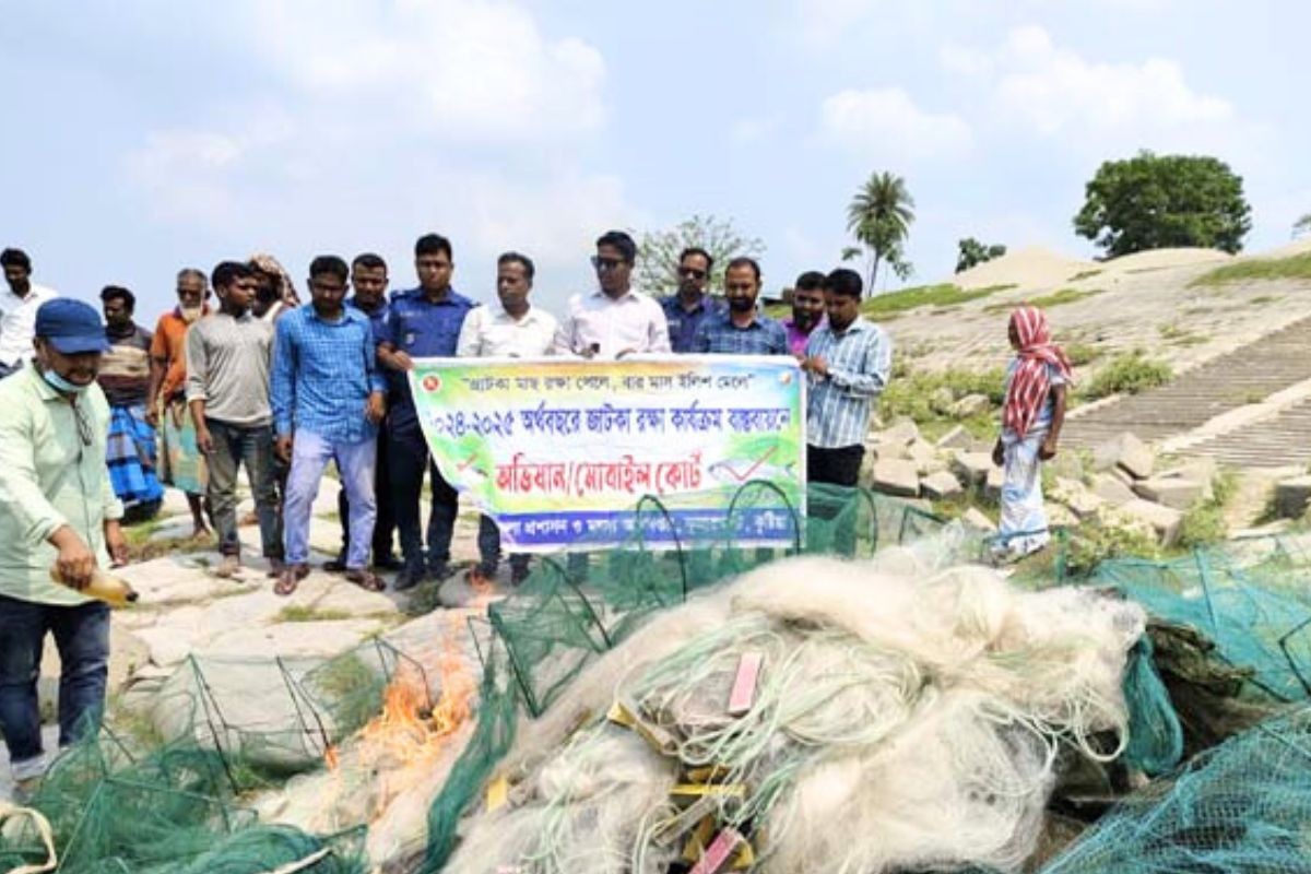 কুমারখালীতে পদ্মায় অভিযান: ১৫ হাজার মিটার নিষিদ্ধ জাল ধ্বংস, জেলেকে জরিমানা