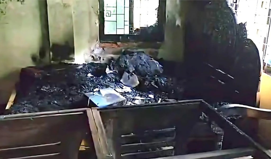 কুমিল্লায় গভীর রাতে মুক্তিযোদ্ধার বাড়িতে আগুন ভাঙচুর ও লুটপাট 1748495466 কুমিল্লায় গভীর রাতে মুক্তিযোদ্ধার বাড়িতে আগুন-ভাঙচুর ও লুটপাট