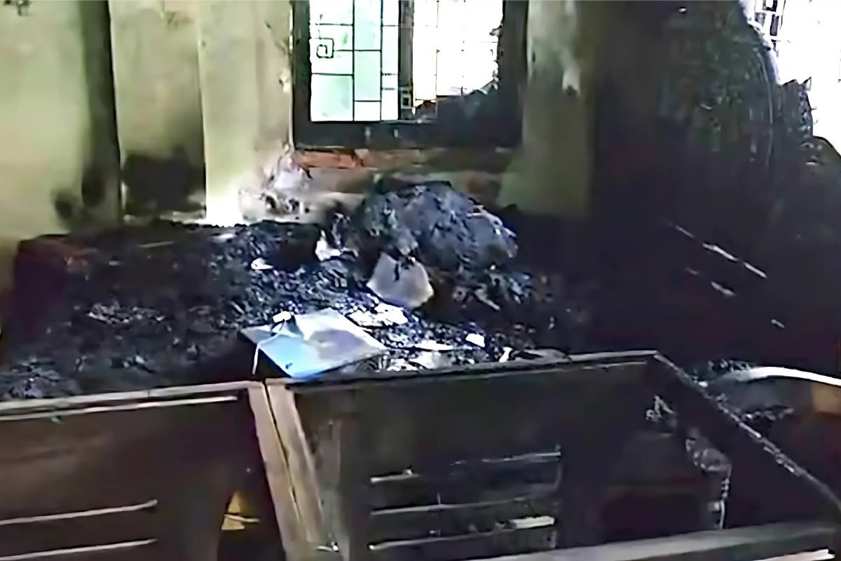 কুমিল্লায় গভীর রাতে মুক্তিযোদ্ধার বাড়িতে আগুন-ভাঙচুর ও লুটপাট