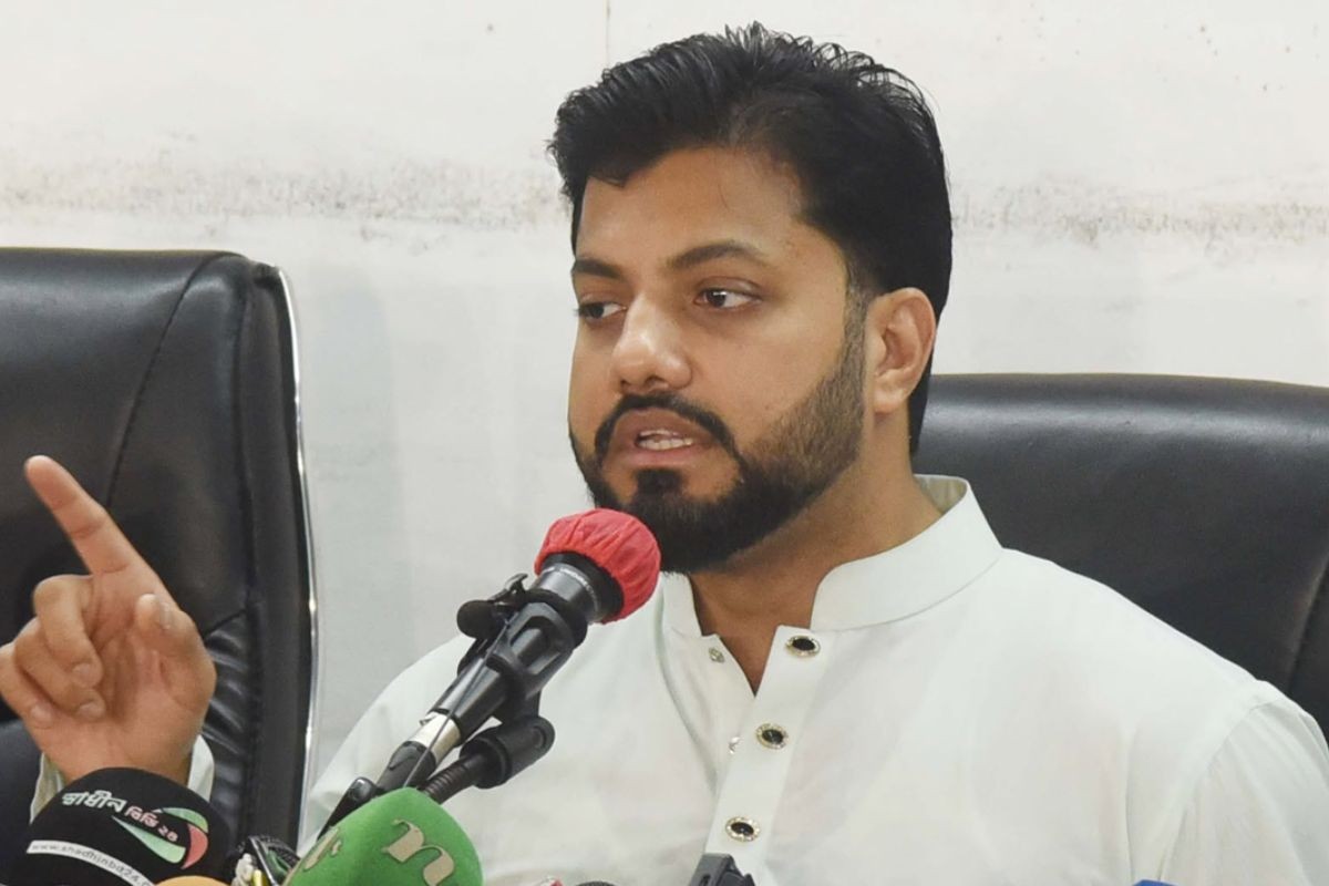 ক্ষমতার লোভে নিরপেক্ষতা বিসর্জন, ‘দলীয় আচরণকারীদের’ পদত্যাগের দাবি ইশরাকের