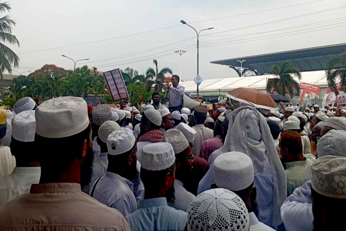 কর্মকর্তাদের অবরুদ্ধ করে মসজিদভিত্তিক শিশু ও গণশিক্ষা কর্মী-শিক্ষকদের বিক্ষোভ