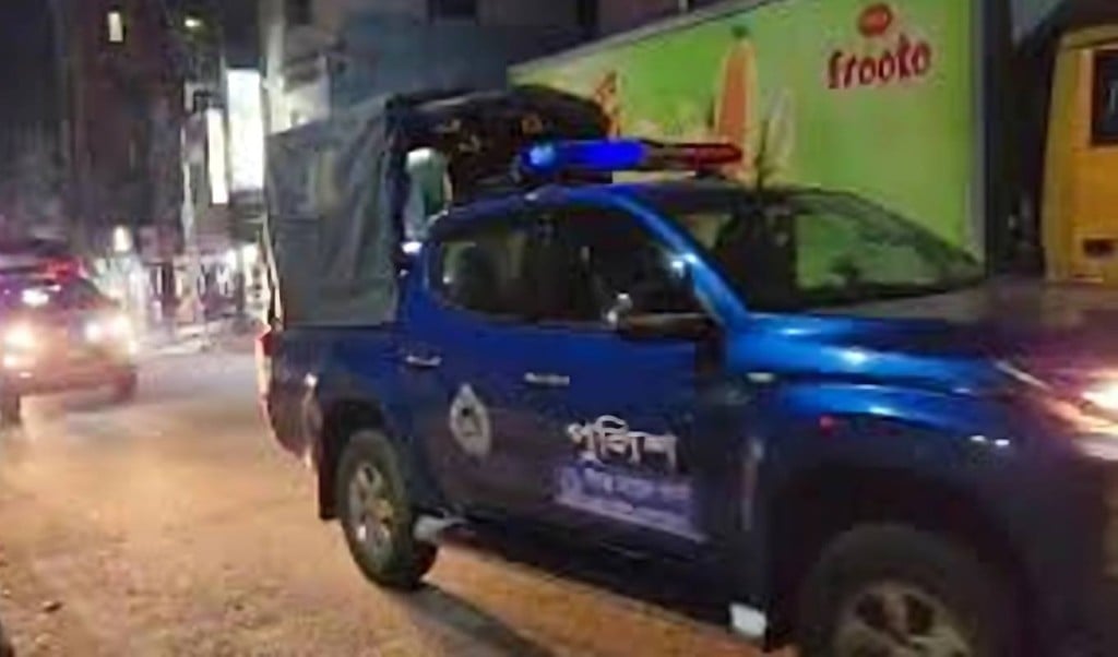 গভীর রাতে পুলিশের গাড়িতে ডাকাতদলের হামলা 1748159793 গভীর রাতে পুলিশের গাড়িতে ডাকাতদলের হামলা