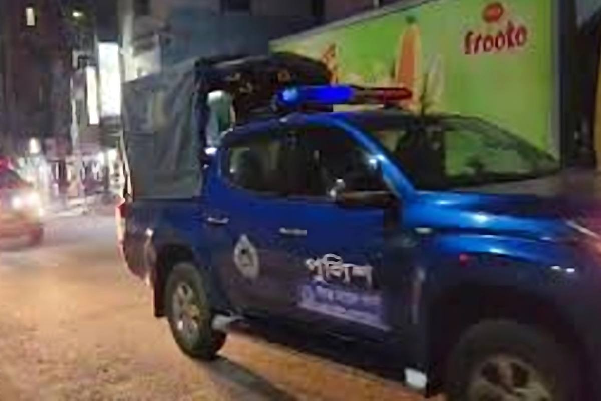 গভীর রাতে পুলিশের গাড়িতে ডাকাতদলের হামলা