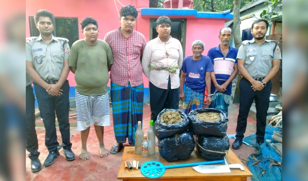 গাঁজা মদ ও দেশীয় অস্ত্রসহ পাঁচজনকে আটক করেছে সেনাবাহিনী 1748345458 গাঁজা, মদ ও দেশীয় অস্ত্রসহ পাঁচজনকে আটক করেছে সেনাবাহিনী