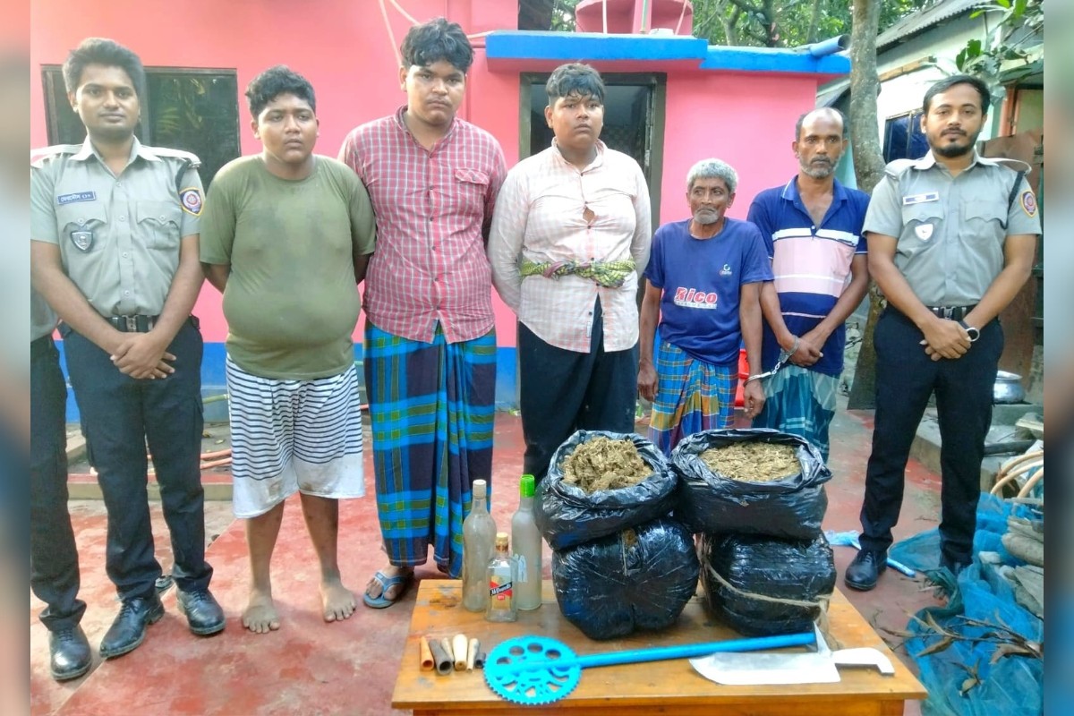 গাঁজা, মদ ও দেশীয় অস্ত্রসহ পাঁচজনকে আটক করেছে সেনাবাহিনী