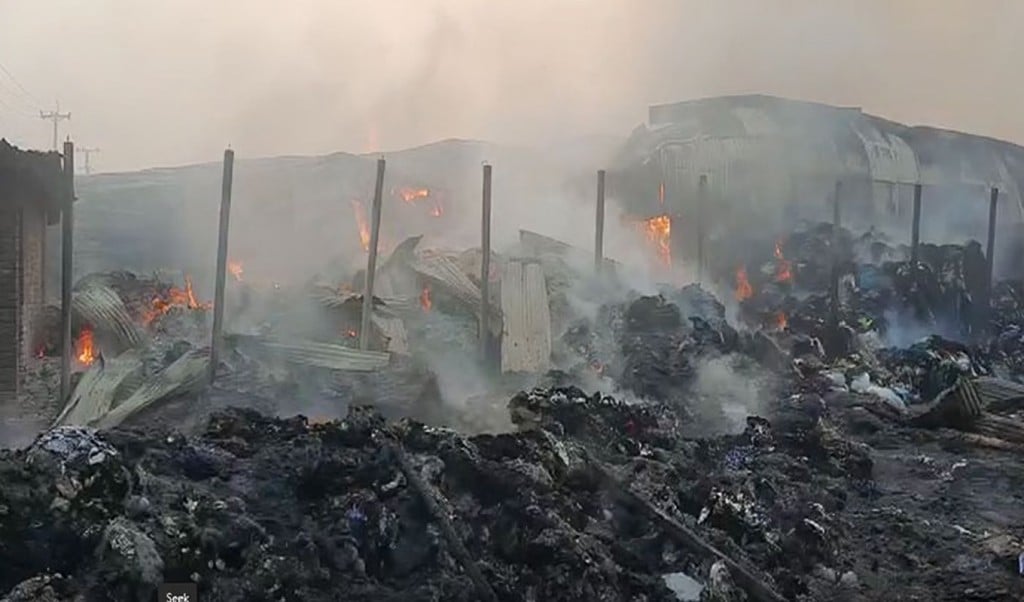 গাজীপুরে ঝুটের গুদামে আগুন 1746257935 গাজীপুরে ঝুটের গুদামে আগুন, নিয়ন্ত্রণে ফায়ার সার্ভিসের ৬ ইউনিট