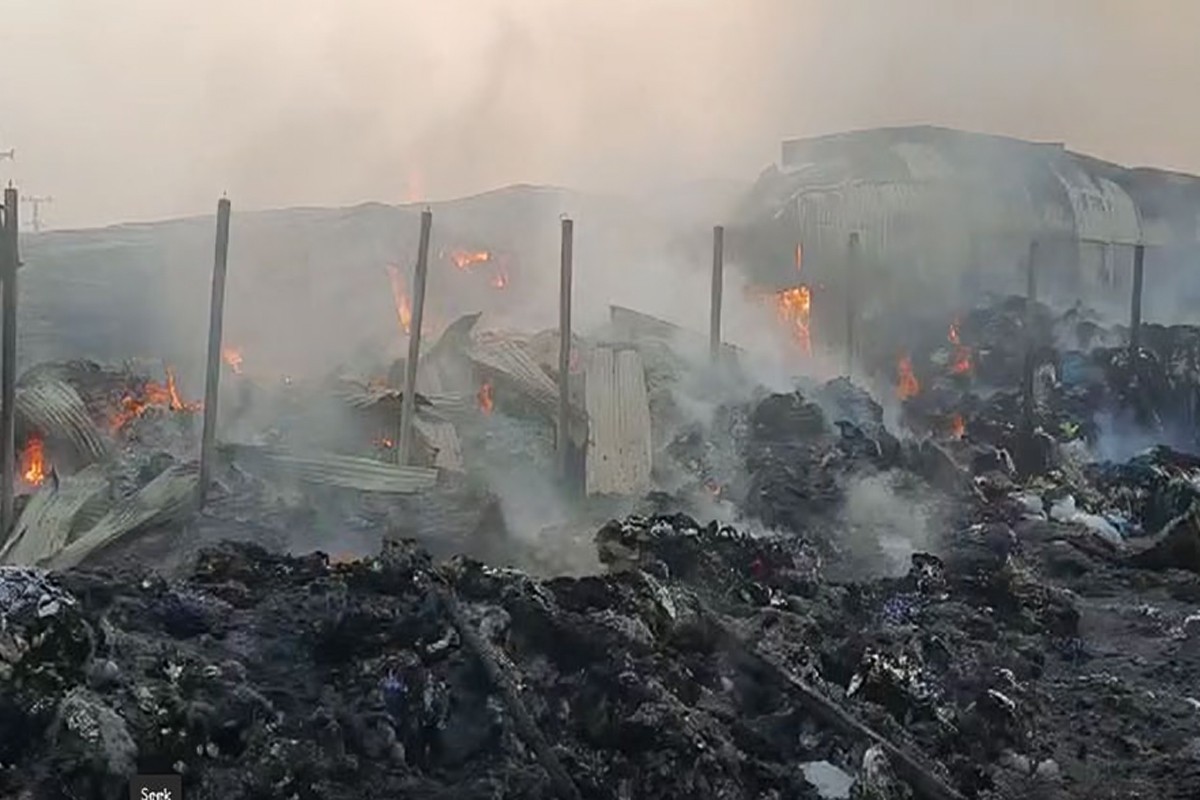 গাজীপুরে ঝুটের গুদামে আগুন, নিয়ন্ত্রণে ফায়ার সার্ভিসের ৬ ইউনিট