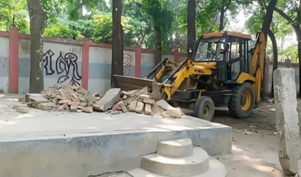 গুঁড়িয়ে দেওয়া হলো ময়মনসিংহ সাহিত্য সংসদের মুক্তমঞ্চ 1746066880 ভেঙে গুঁড়িয়ে দেওয়া হলো ময়মনসিংহ সাহিত্য সংসদের মুক্তমঞ্চ