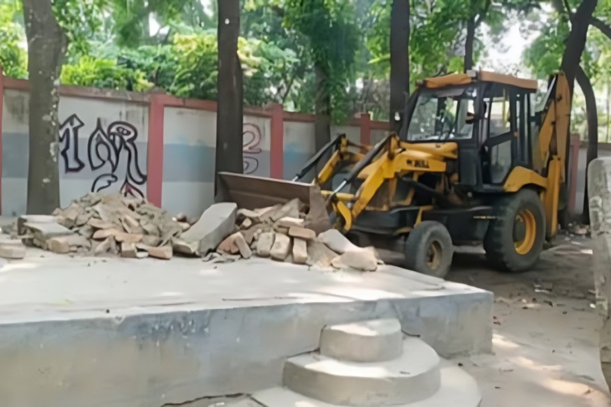 ভেঙে গুঁড়িয়ে দেওয়া হলো ময়মনসিংহ সাহিত্য সংসদের মুক্তমঞ্চ