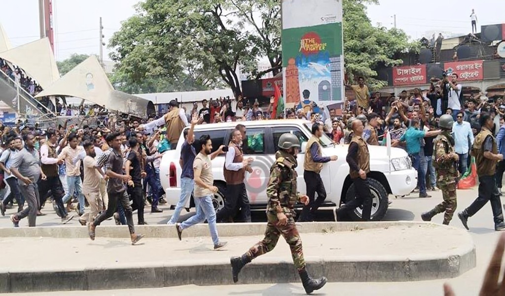 গুলশানের বাসভবন ফিরোজার পথে খালেদা জিয়া 3 গুলশানের বাসভবন ফিরোজার পথে খালেদা জিয়া 1746511027 গুলশানের বাসভবন ফিরোজার পথে খালেদা জিয়া