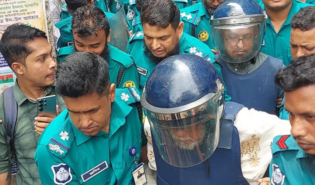 গ্রেপ্তার হয়েছিলেন ‘কৃষক লীগ নেতা এখন তিনি ‘জামায়াত নেতা 1748443756 গ্রেপ্তার হয়েছিলেন ‘কৃষক লীগ নেতা’ এখন তিনি ‘জামায়াত নেতা’