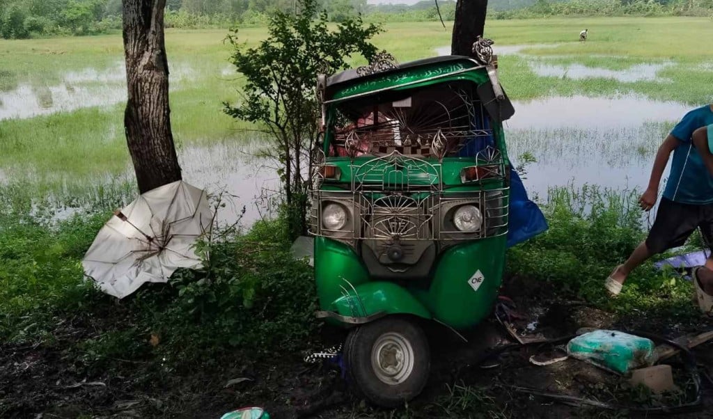 চট্টগ্রামে অটোরিকশা মাইক্রোবাস মুখোমুখি সংঘর্ষে নিহত ২ 1748671177 চট্টগ্রামে অটোরিকশা-মাইক্রোবাস মুখোমুখি সংঘর্ষে নিহত ২