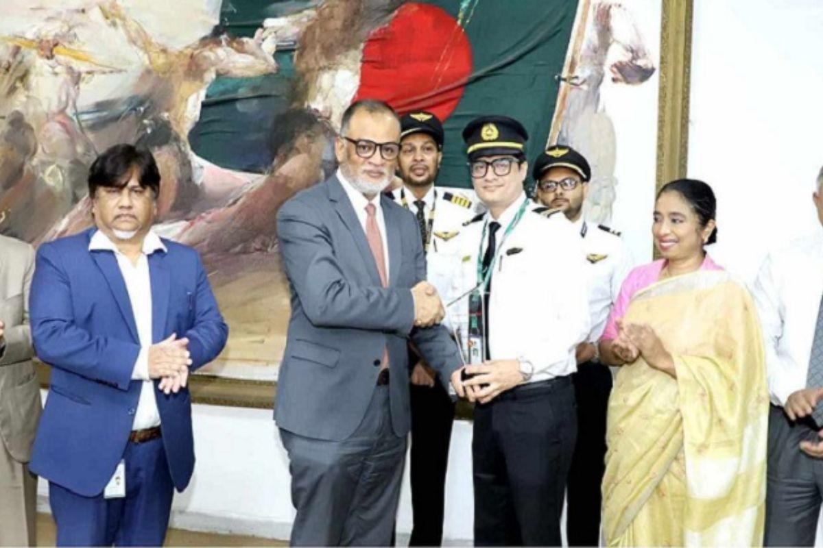 উড়োজাহজের চাকা খুলে পড়ার পরও নিরাপদ অবতরণ, ক্যাপ্টেনসহ তিনজনকে সম্মাননা