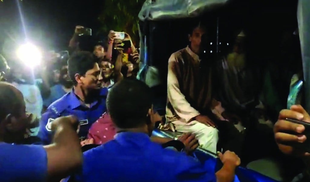 চাল বিতরণে অবৈধভাবে অর্থ আদায়ের অভিযোগে ১১ ইউপি সদস্য আটক 1748315195 চাল বিতরণে অবৈধভাবে অর্থ আদায়ের অভিযোগে ১১ ইউপি সদস্য আটক