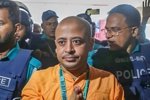 চিন্ময় কৃষ্ণকে জেলগেটে জিজ্ঞাসাবাদের নির্দেশ