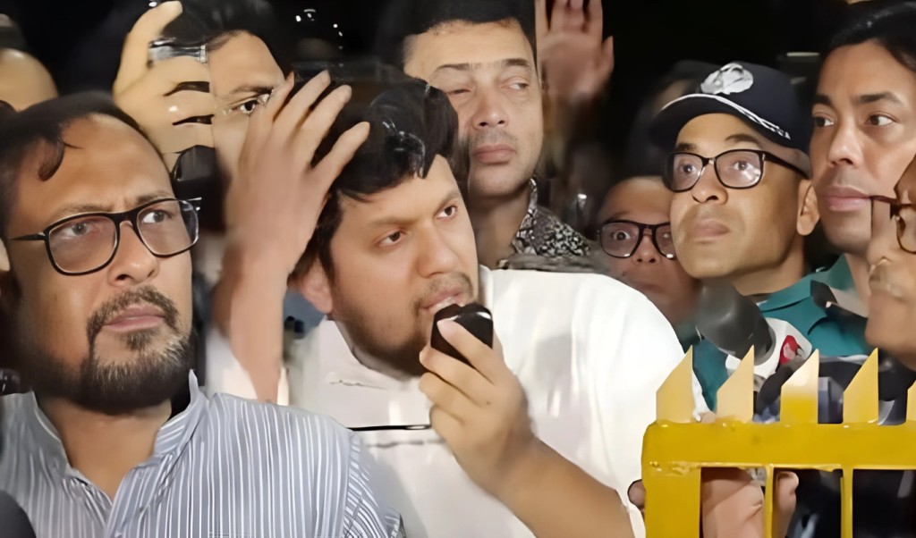 চিহ্নিত হলো উপদেষ্টা মাহফুজের মাথায় বোতল নিক্ষেপকারী 1747288305 চিহ্নিত হলো উপদেষ্টা মাহফুজের মাথায় বোতল নিক্ষেপকারী