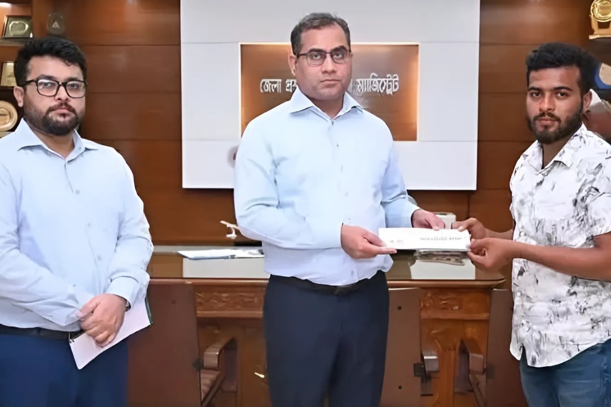 ছাত্রদের ধাওয়া খেয়ে আহত যুবলীগ নেতা এখন ‘জুলাই যোদ্ধা’, পেলেন অনুদান!