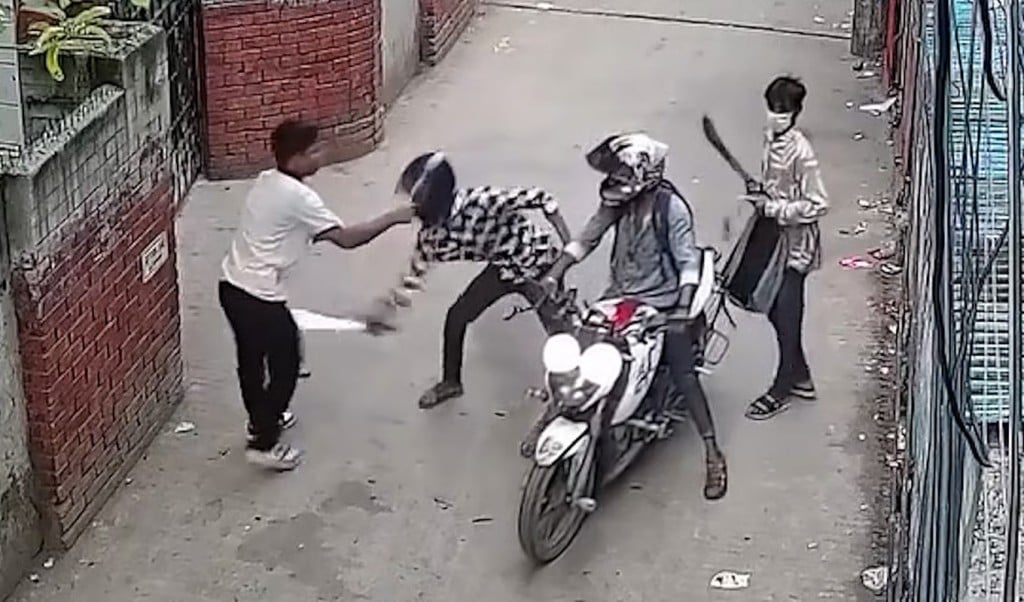 ছিনতাই 1748503443 মগবাজারে চাপাতি হাতে ব্যাগ ছিনতাইয়ের ঘটনায় ৩ জন গ্রেপ্তার