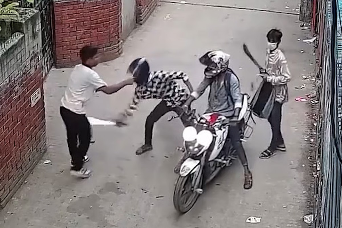 মগবাজারে চাপাতি হাতে ব্যাগ ছিনতাইয়ের ঘটনায় ৩ জন গ্রেপ্তার