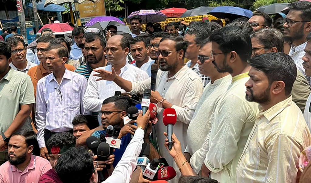 জগন্নাথ বিশ্ববিদ্যালয়ের শিক্ষক শিক্ষার্থীদের 1747380554 আমরা এখান থেকে একচুল সরব না: অধ্যাপক রইছ উদ্‌দীন