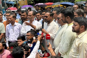 আমরা এখান থেকে একচুল সরব না: অধ্যাপক রইছ উদ্‌দীন