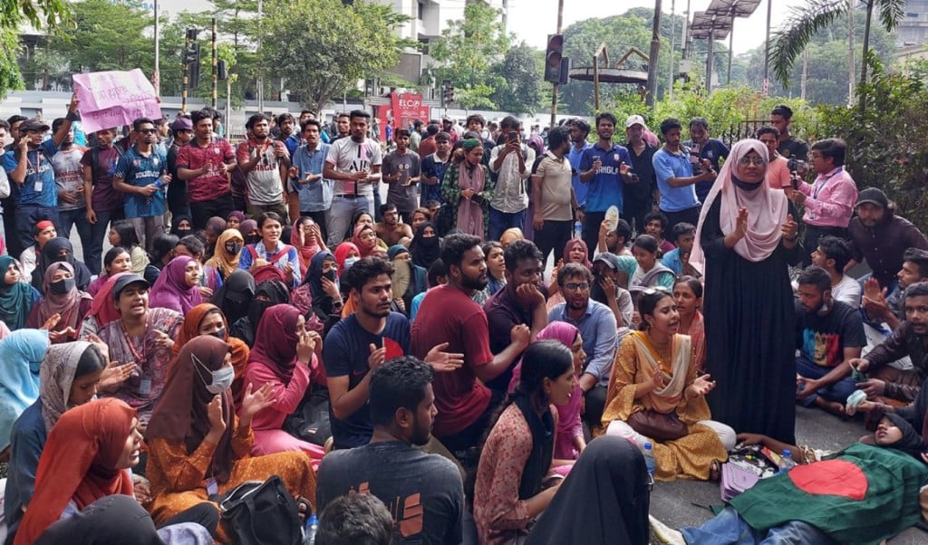 জবি গণঅনূশন শুরু 1747393436 জবি শিক্ষক-শিক্ষার্থীদের গণঅনশন শুরু