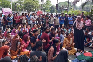 জবি শিক্ষক-শিক্ষার্থীদের গণঅনশন শুরু