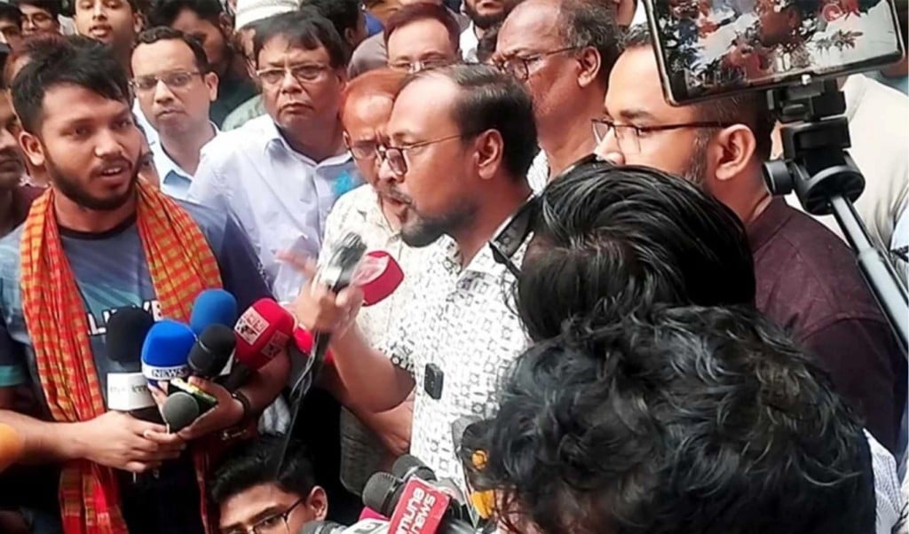 জবি শিক্ষক 1747324771 ‘তোমার ভাব ফ্যাসিবাদীর মতো’, উপদেষ্টা মাহফুজকে জবি শিক্ষক