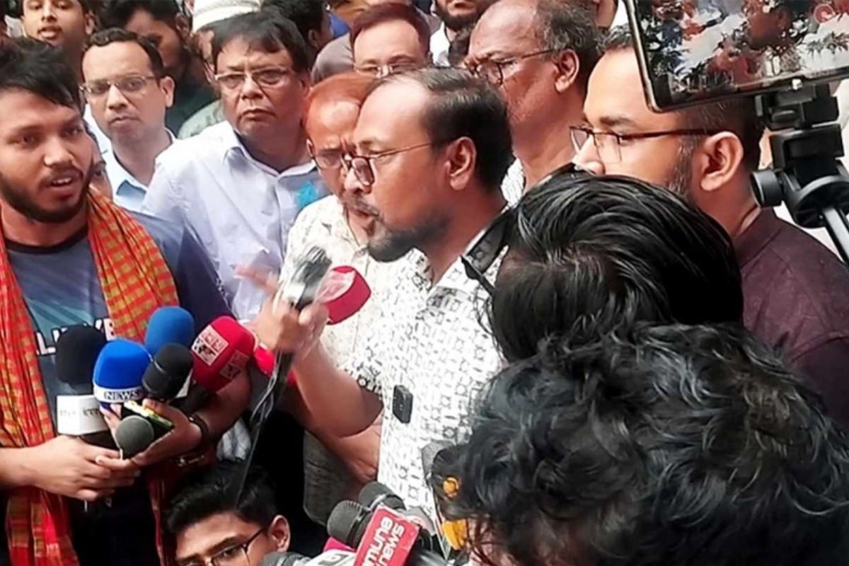 ‘তোমার ভাব ফ্যাসিবাদীর মতো’, উপদেষ্টা মাহফুজকে জবি শিক্ষক