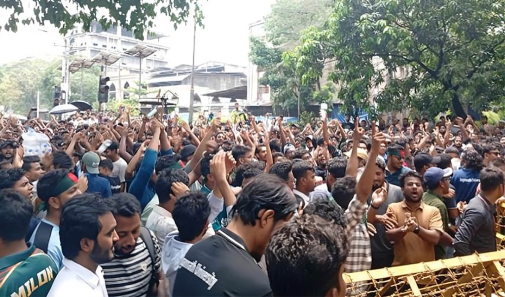 জবি শিক্ষার্থীদের প্রধান উপদেষ্টা 1747297591 ব্যারিকেড ভেঙে প্রধান উপদেষ্টার বাসভবনের দিকে যাবার পথে বাধার মুখে জবি শিক্ষার্থীরা