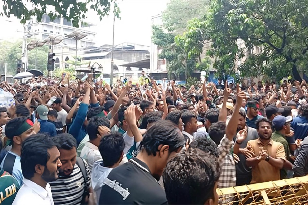ব্যারিকেড ভেঙে প্রধান উপদেষ্টার বাসভবনের দিকে যাবার পথে বাধার মুখে জবি শিক্ষার্থীরা