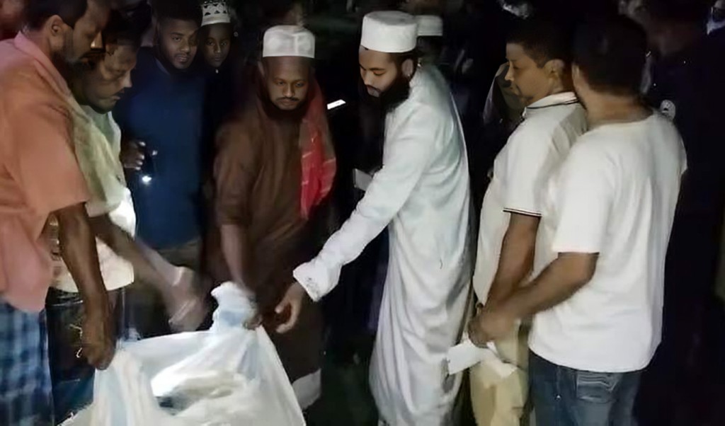 জব্দকৃত ৩০ মণ সামুদ্রিক মাছ দেওয়া হলো এতিমখানায় 1747205392 জব্দকৃত ৩০ মণ সামুদ্রিক মাছ দেওয়া হলো এতিমখানায়