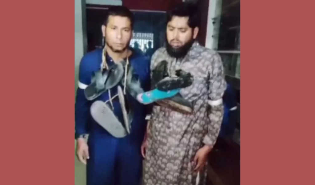 জামায়াত নেতার গলায় জুতার মালা 1747576583 জামায়াতের দুই নেতার গলায় জুতার মালা পরালেন এলাকাবাসী
