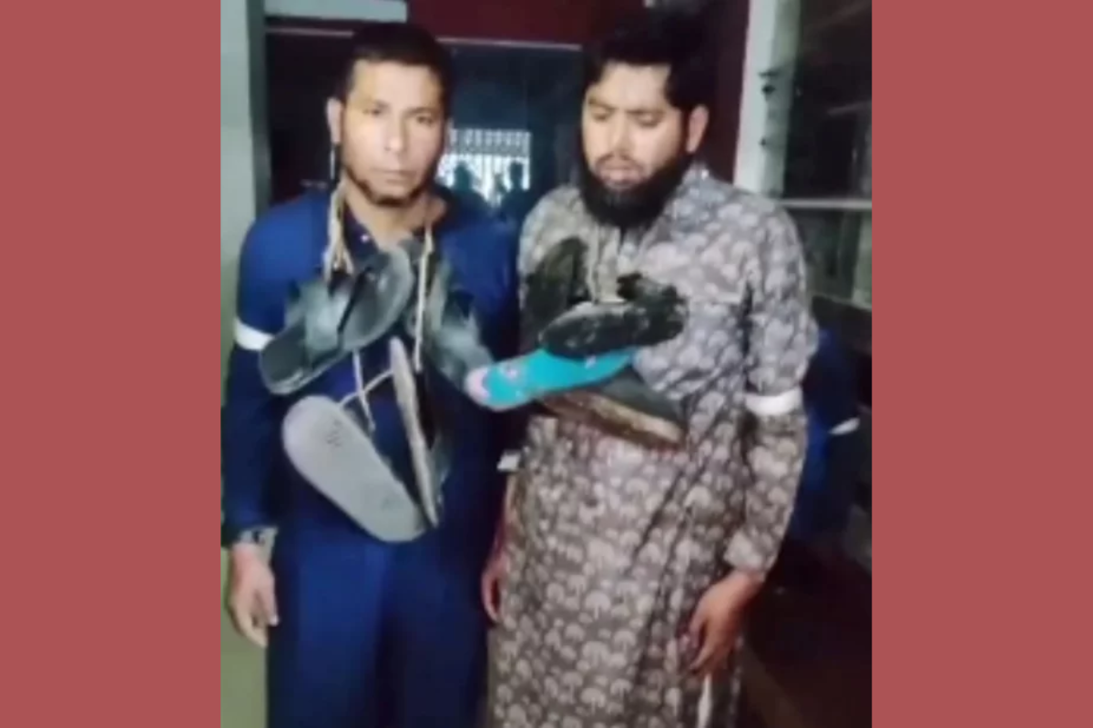 জামায়াতের দুই নেতার গলায় জুতার মালা পরালেন এলাকাবাসী