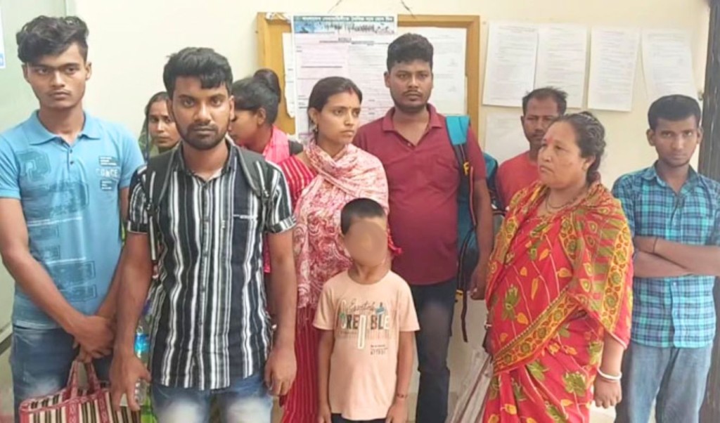 জেল থেকে ট্রাকে তারপর সীমান্ত পেরিয়ে ১০ বাংলাদেশিকে ‘ঠেলে পাঠাল বিএসএফ 1746353526 জেল থেকে ট্রাকে, তারপর সীমান্ত পেরিয়ে ১০ বাংলাদেশিকে ‘ঠেলে’ পাঠাল বিএসএফ