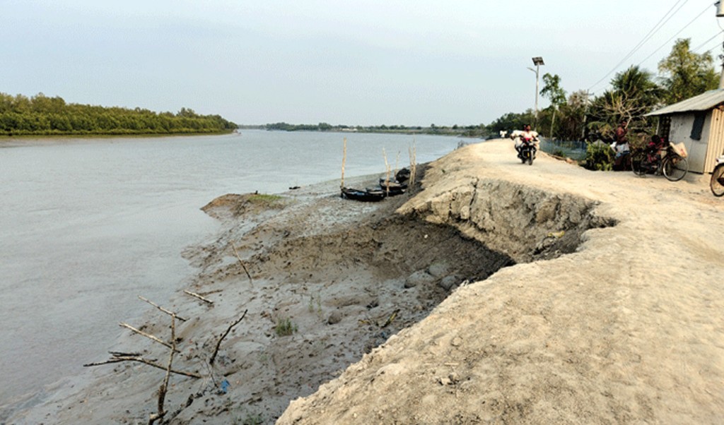 ঝুঁকিপূর্ণ বাধ 1748233771 সাতক্ষীরায় ঝুঁকির মুখে ৩৩ কিমি বাঁধ,আতঙ্কে সাধারণ মানুষ
