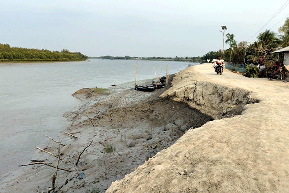 সাতক্ষীরায় ঝুঁকির মুখে ৩৩ কিমি বাঁধ,আতঙ্কে সাধারণ মানুষ