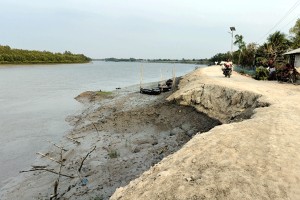 সাতক্ষীরায় ঝুঁকির মুখে ৩৩ কিমি বাঁধ,আতঙ্কে সাধারণ মানুষ